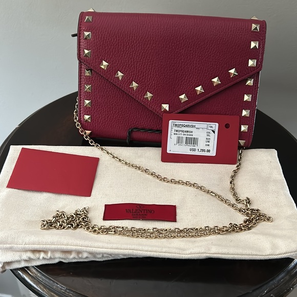 VALENTINO GARAVANI Rockstud
Wallet On A Chain - Picture 11 of 12